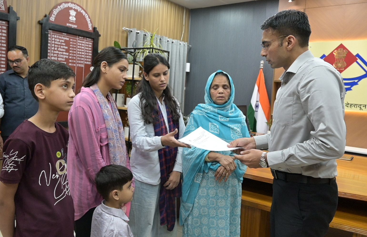 असहाय विधवा को बड़ी राहत: डीएम ने माफ कराया बैंक ऋण, बच्चों की शिक्षा का भी उठाया जिम्मा*