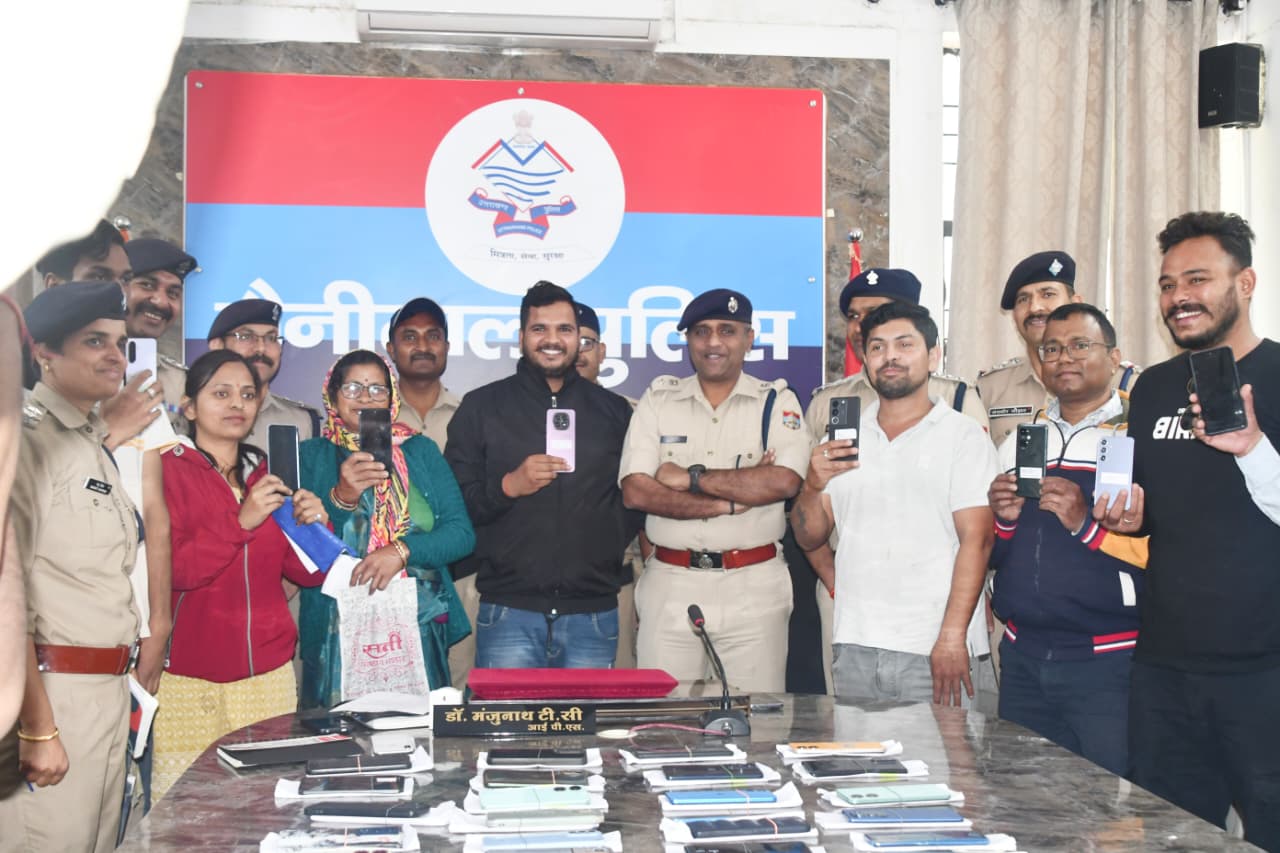 नैनीताल पुलिस ने ढूंढे 37.48 लाख के खोए मोबाइल फ़ोन, स्वामियों को किये सुपुर्द