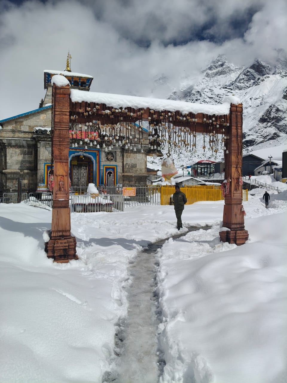 केदारनाथ धाम में बर्फबारी के बीच परस्पर पहरा दे रहे जवान