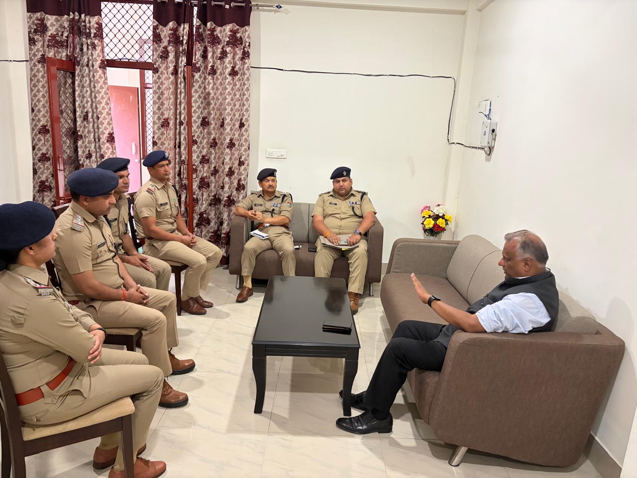 चारधाम यात्रा को लेकर श्रीनगर में सुरक्षा और व्यवस्थाओं पर उच्चस्तरीय मंथन