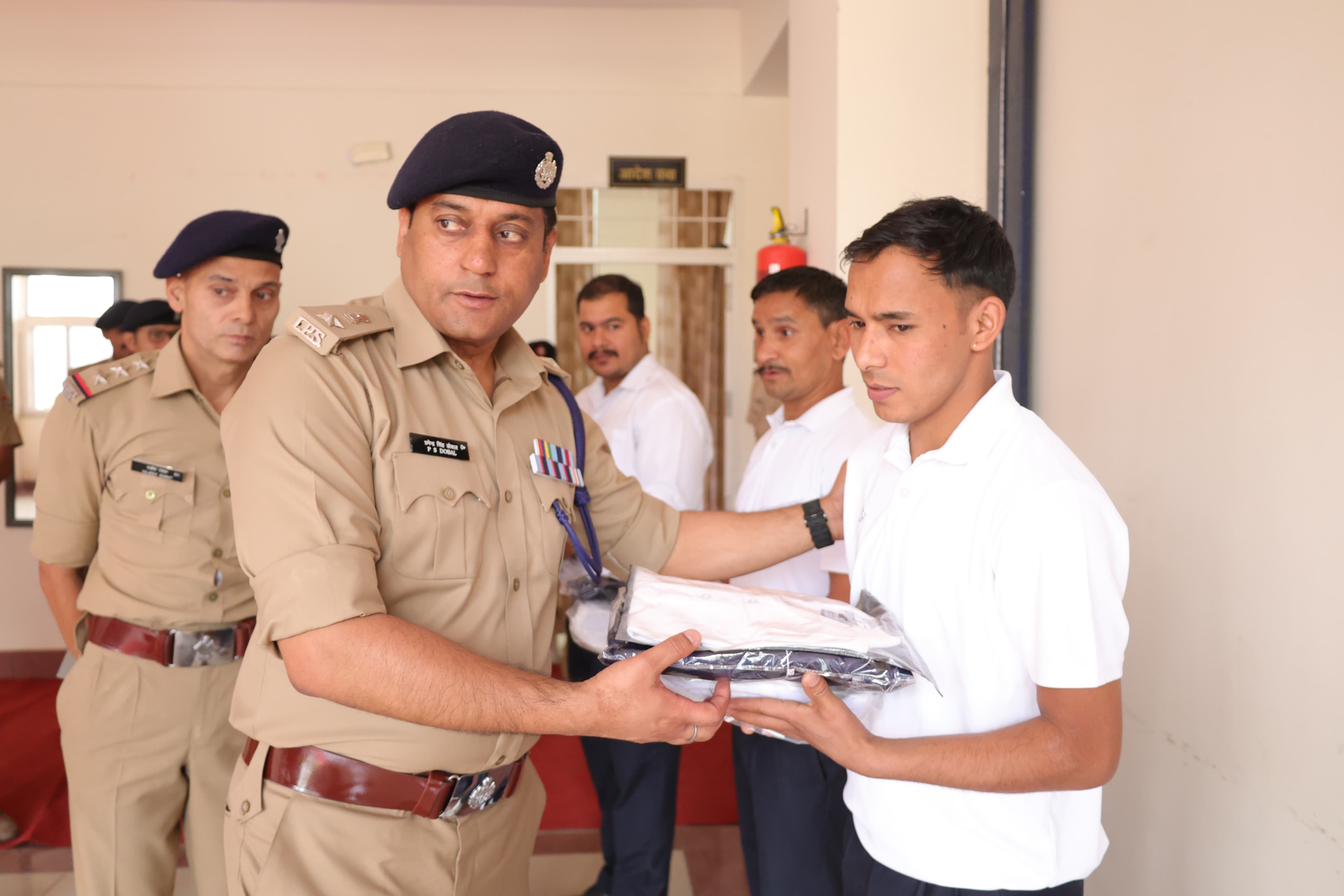 कप्तान ने किया परेड का निरीक्षण, कर्मियों को नियमित वेपन हैंडलिंग करवाने के दिये निर्देश