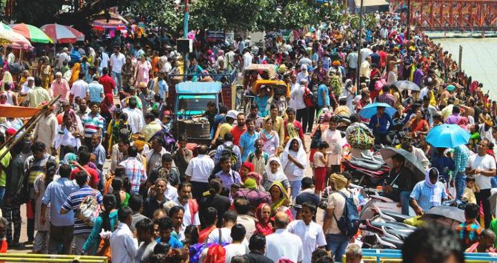 बेकाबू होते शहर: भीड़, प्रदूषण और महंगाई के बोझ तले दबती ज़िंदगी