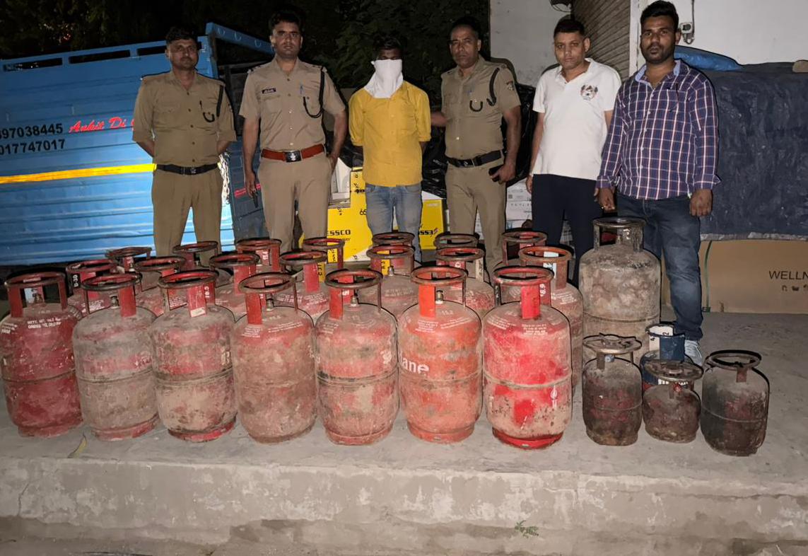 गैस सिलिंडर की कालाबाज़ारी करता 1 युवक गिरफ्तार, 32 सिलिंडर बरामद