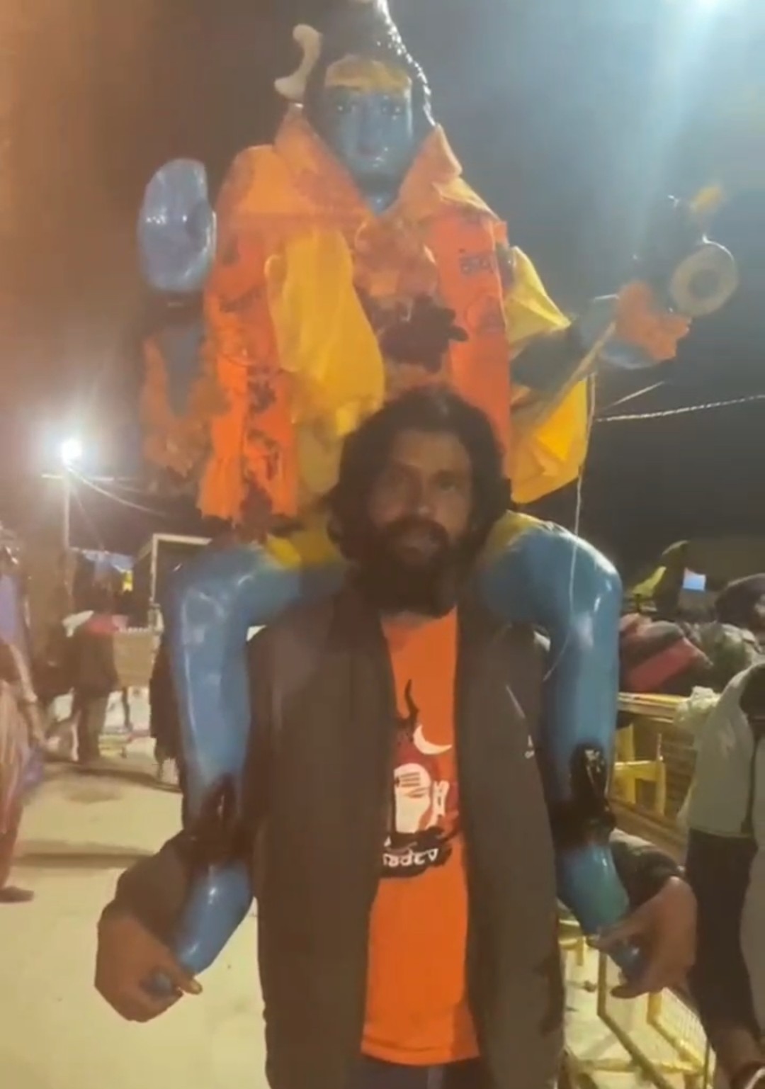 भोले बाबा को कंधे पर बिठाकर भक्त पहुँचा केदार धाम