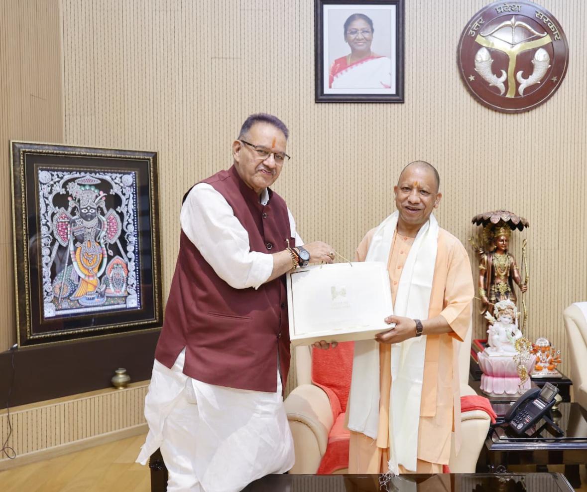 लखनऊ में उत्तर प्रदेश की मुख्यमंत्री योगी आदित्यनाथ से शिष्टाचार भेंट करते कृषि मंत्री गणेश जोशी