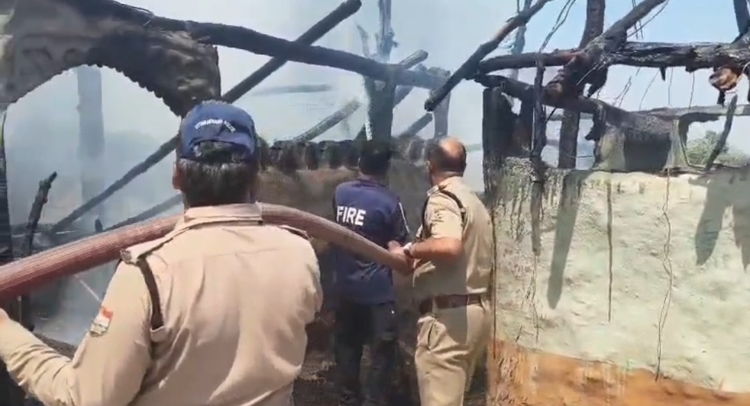 गुज्जरों के डेरो में लगी आग, फायर व पुलिस टीम ने त्वरित बुझाई आग