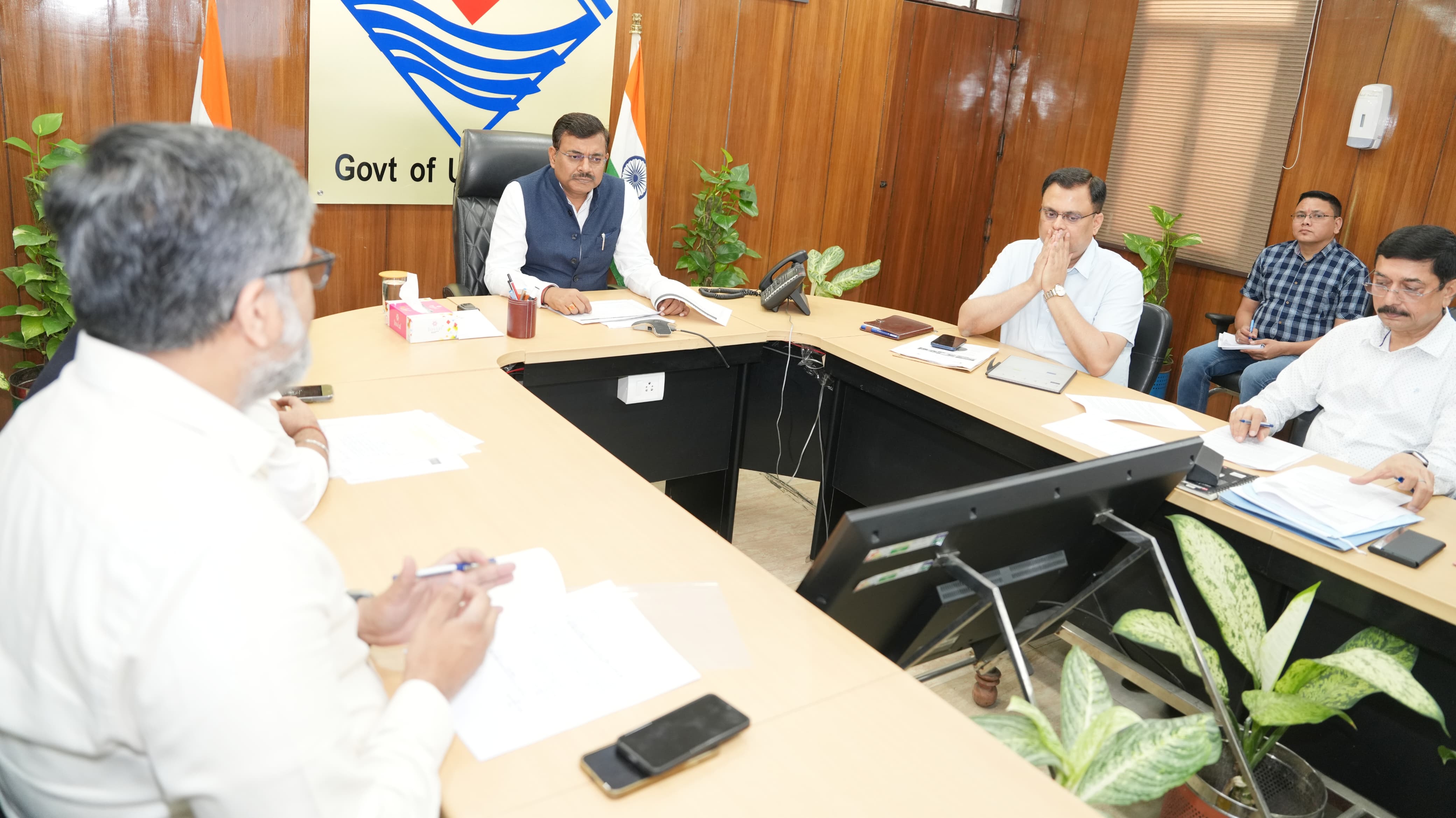 स्वच्छता पर सख्त हुए मुख्य सचिव: चारधाम मार्गों पर कचरा प्रबंधन मजबूत करने के निर्देश*