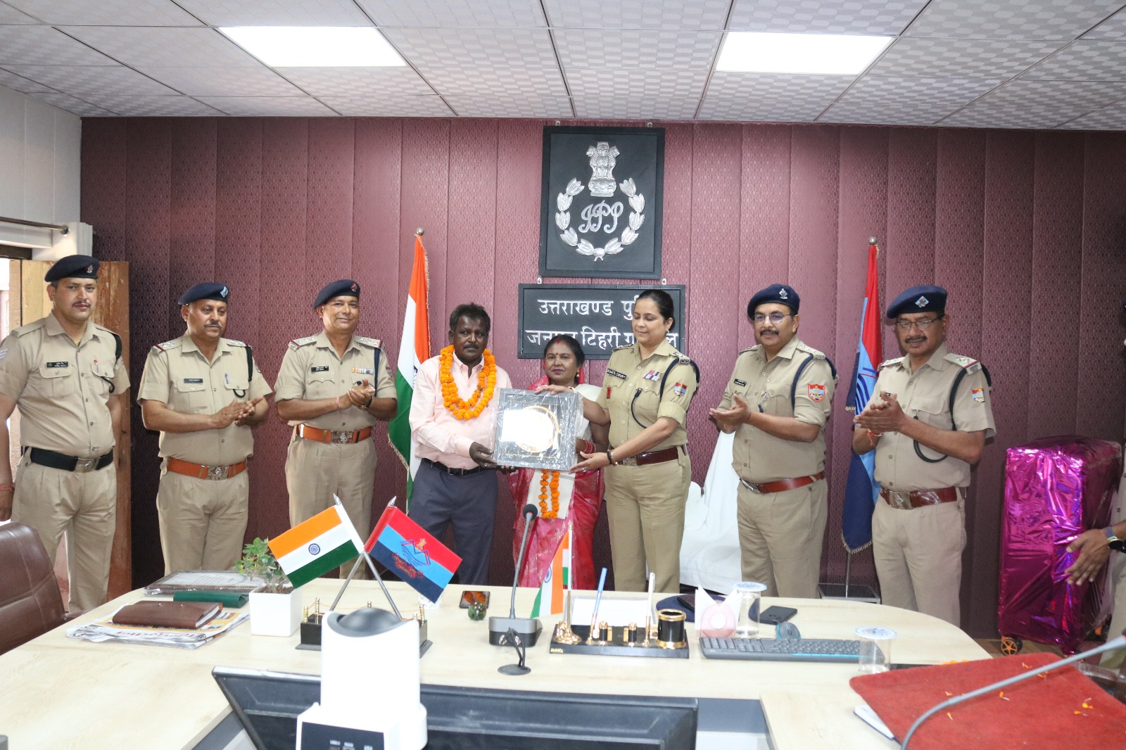 40 साल नौकरी कर सेवानिवृत्त हुए राजेन्द्र को एसएसपी ने दी विदाई