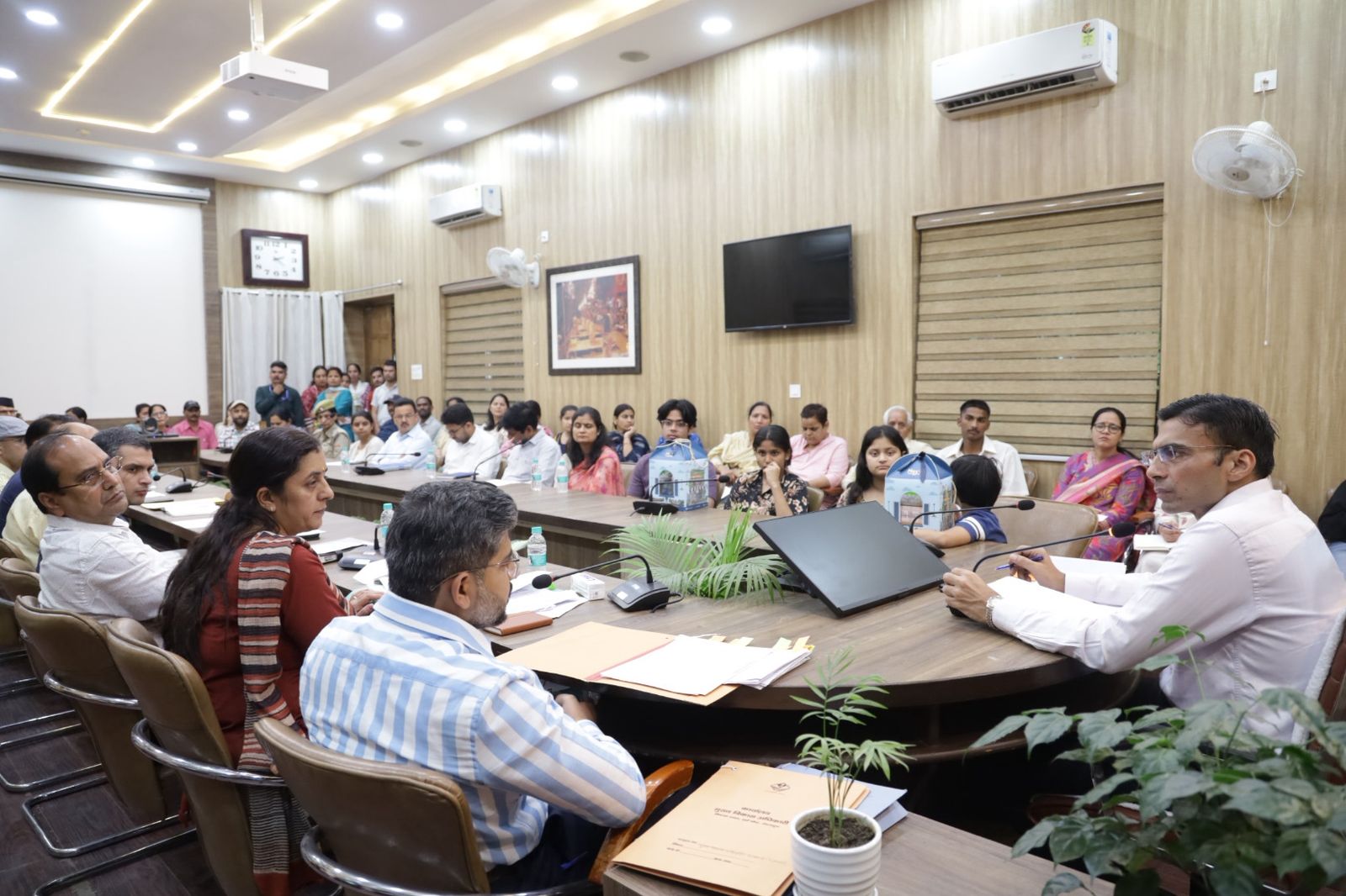 डीएम सविन बंसल की संवेदनशील पहल: दिवंगत संविदा कर्मी की पुत्री को ₹25 हजार सहायता*