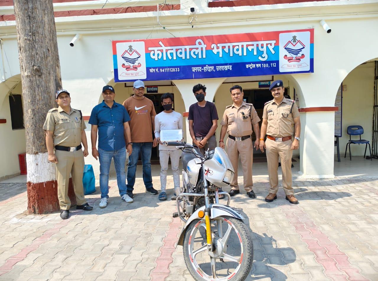 एक बाइक में सवार 5 युवकों की पुलिस ने उतारी खुमारी, बाइक सीज