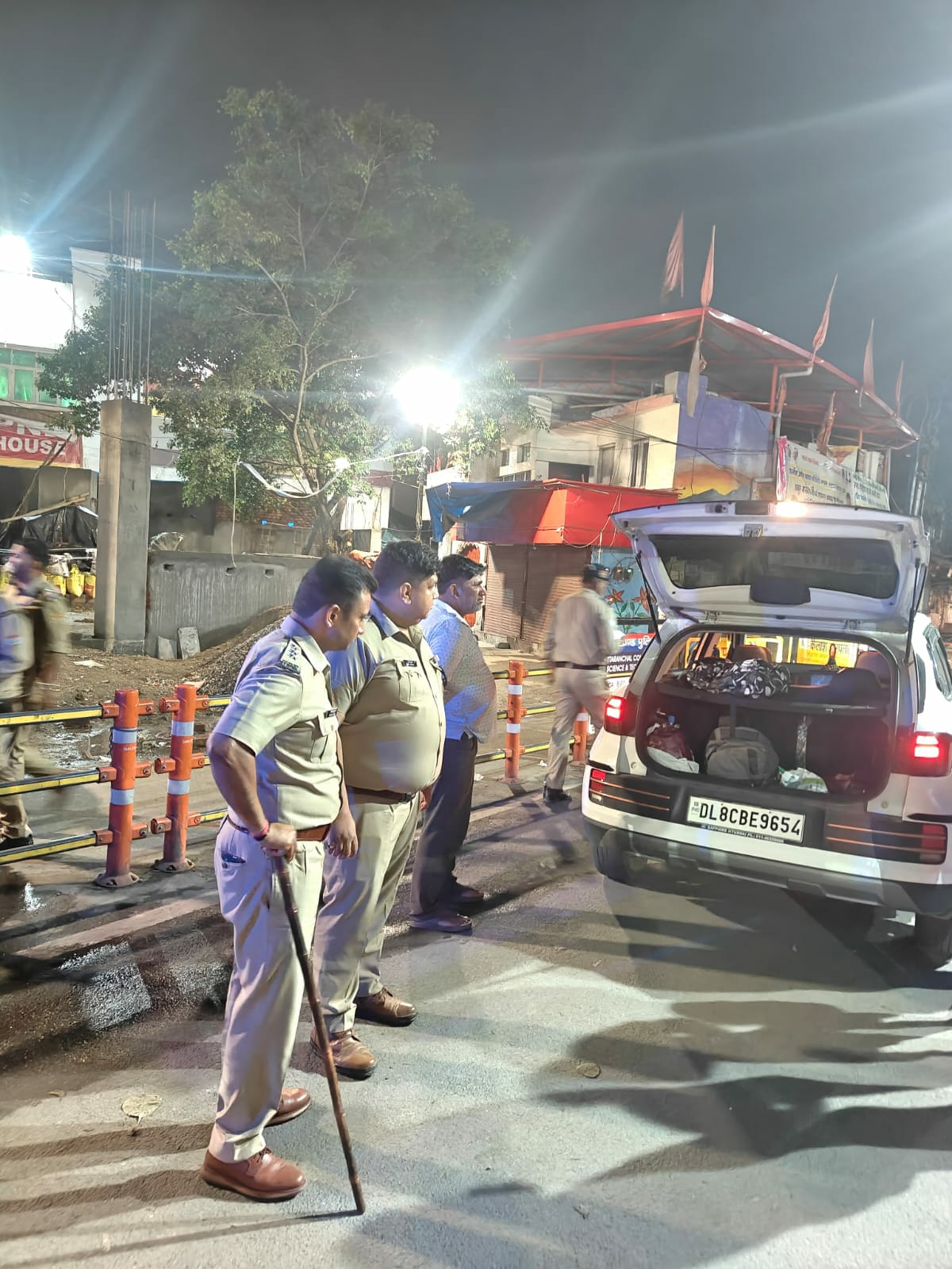 वीकेंड पर दून पुलिस की नाईट स्ट्राइक, डेडलाइन के बाद भी चालू रहने पर 1 बार व रेस्टोरेंट पर कार्यवाही