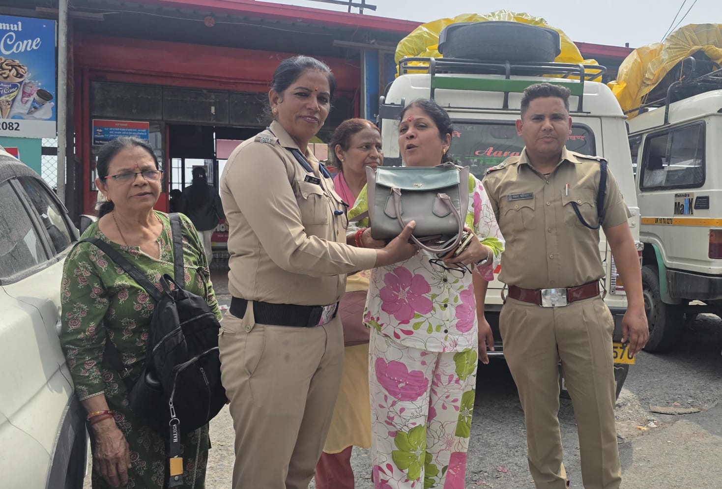 महाराष्ट्र से आई महिला पर्यटक का पर्स ढूंढ लौटाया