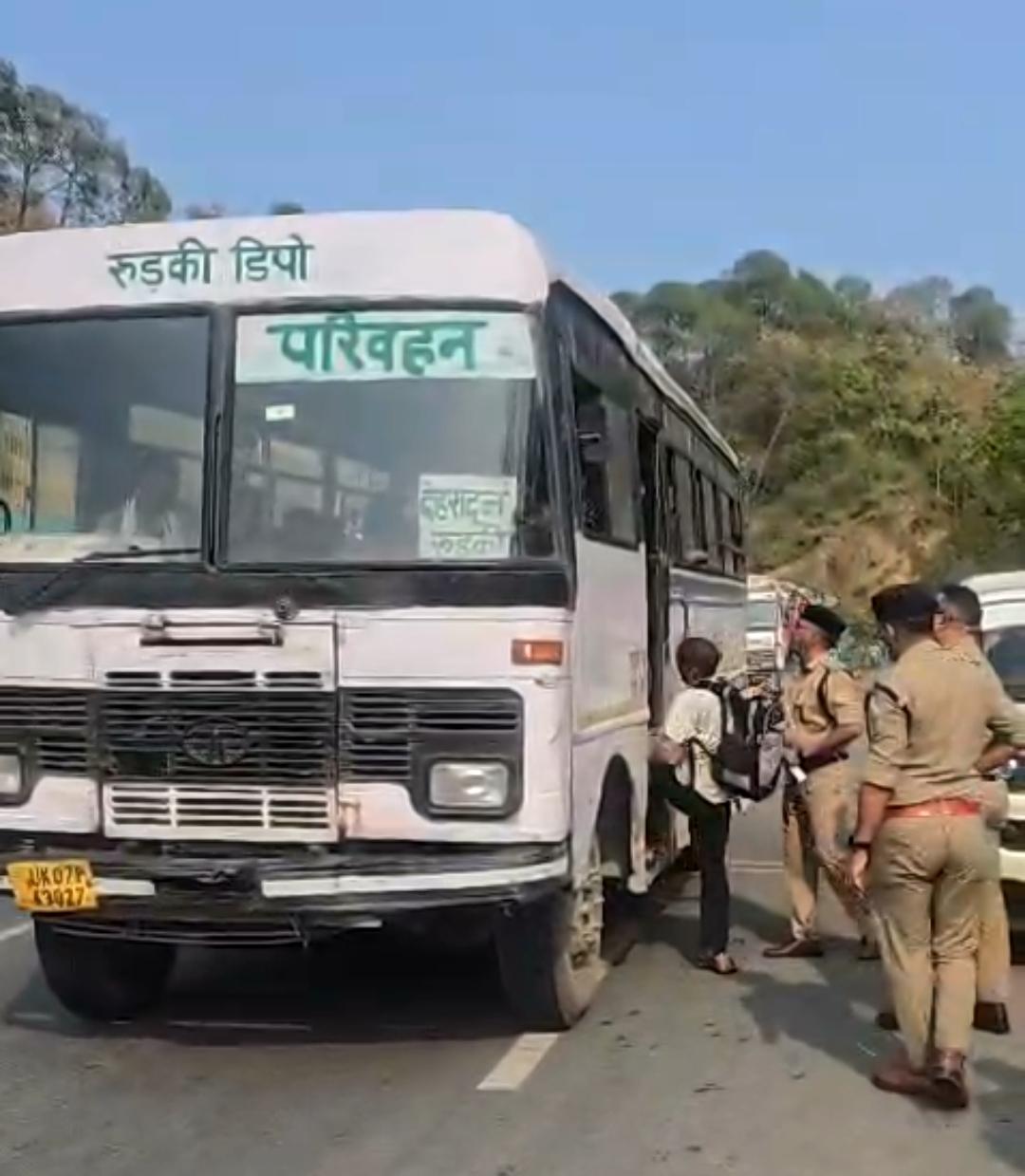 गुण्डा अधिनियम के तहत 01 आदतन अपराधी को ढोल नगाडे बजाकर दून पुलिस ने किया जिलाबदर