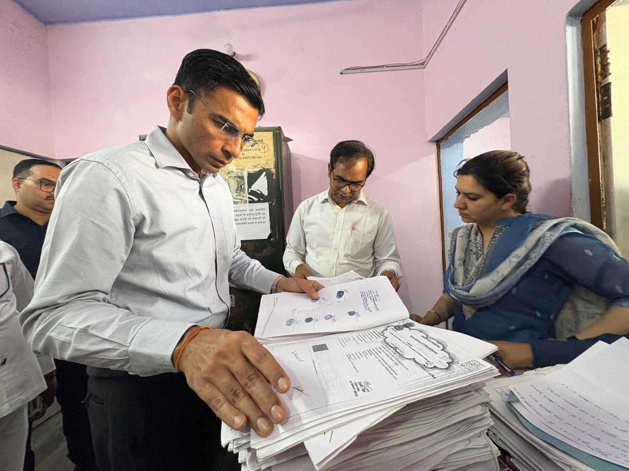 विकासनगर सब-रजिस्ट्रार कार्यालय में डीएम सविन बंसल की बड़ी कार्रवाई