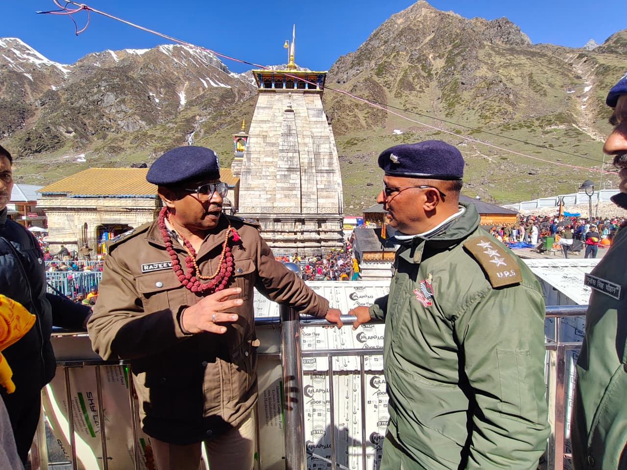 *पुलिस महानिरीक्षक गढ़वाल परिक्षेत्र ने केदारनाथ पहुंचकर यात्रा व्यवस्थाओं का लिया जायजा व ड्यूटी पर मौजूद पुलिस कार्मिक को किया सम्मानित