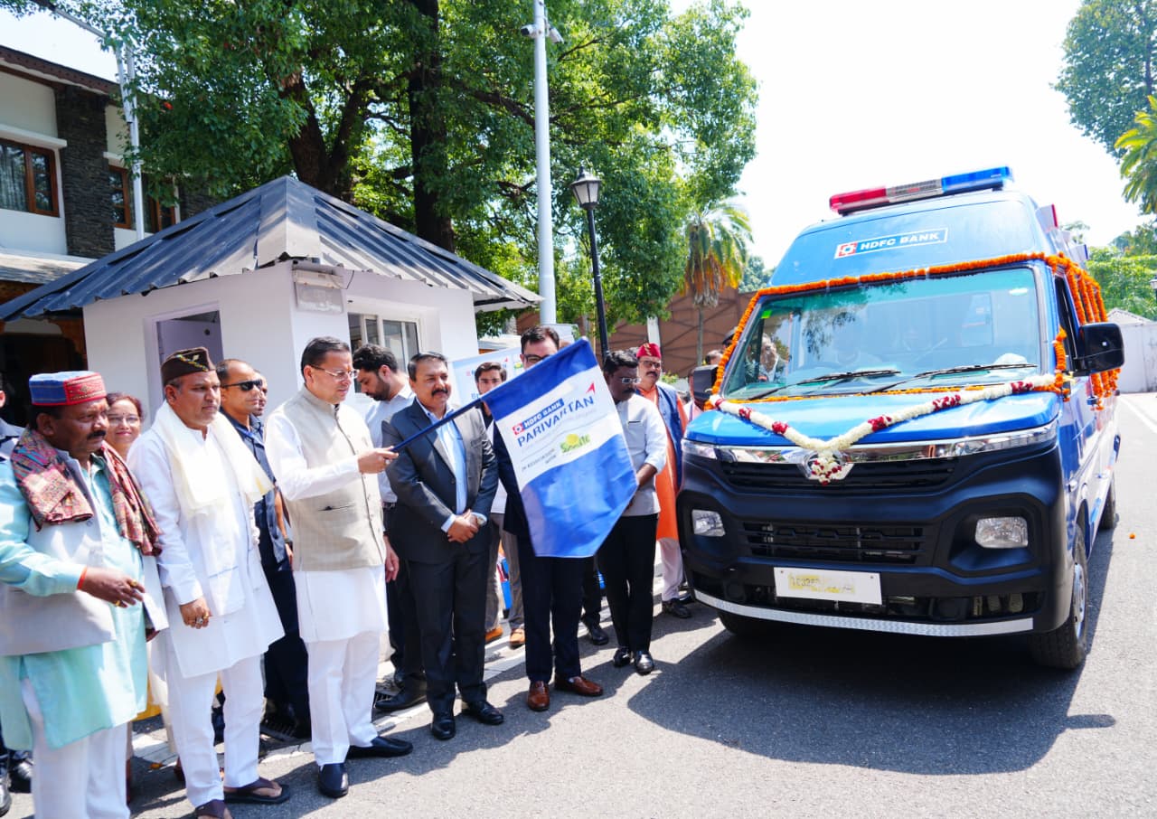 एचडीएफसी बैंक ने सीएसआर के तहत प्रदेश को सौपीं 4 अत्याधुनिक एम्बुलेंस, सीएम धामी ने एम्बुलेंस को दिखाई हरी झड़ी