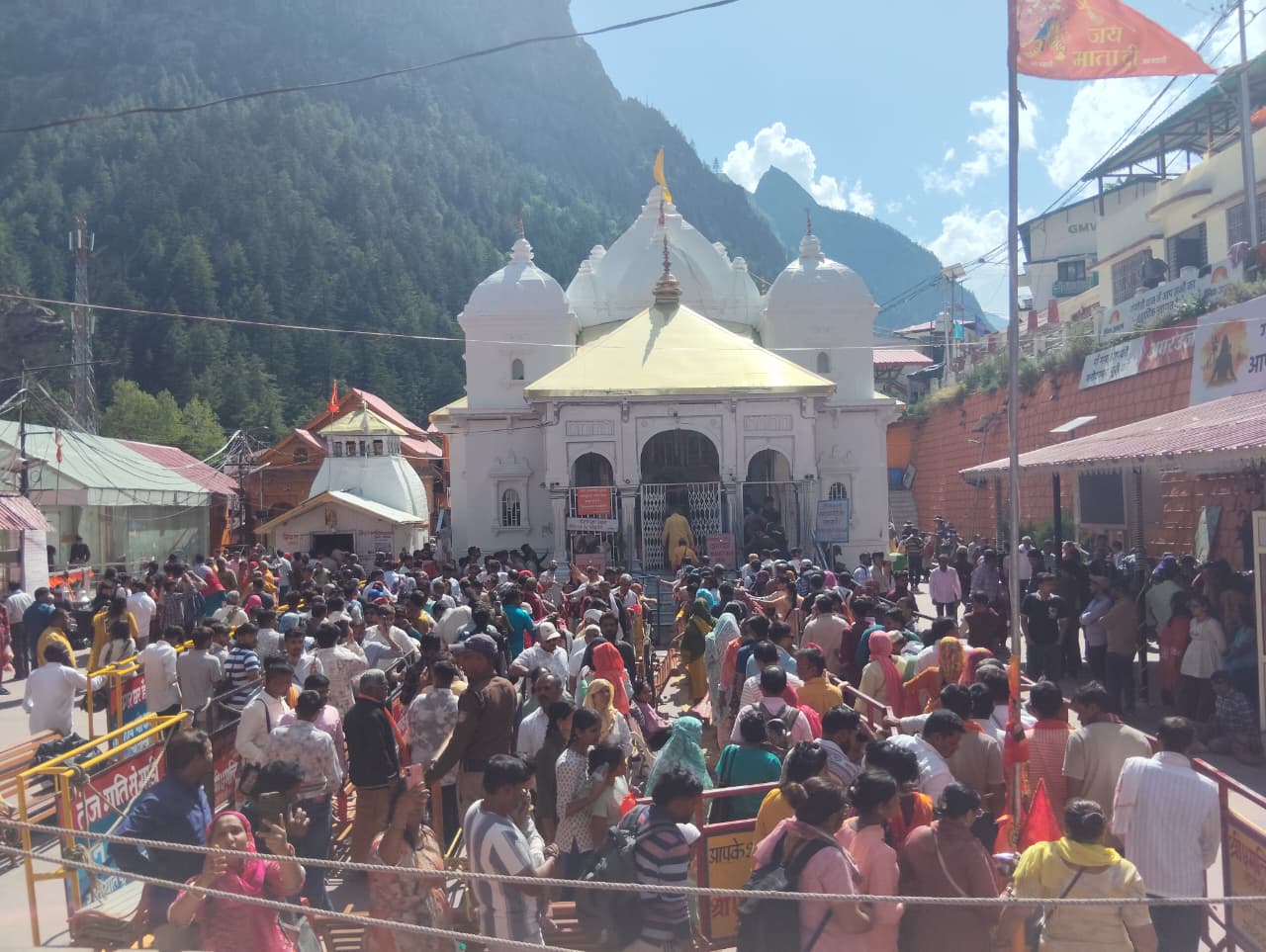 चारधाम यात्रा में उमड़ा आस्था का सैलाब, एक माह में 6 लाख श्रद्धालुओं ने किए दर्शन*