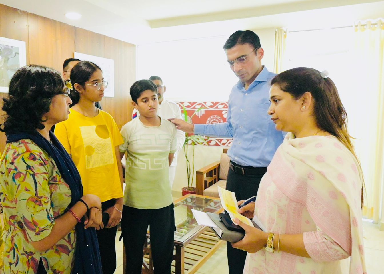 कैंसर पीड़ित सुनीता को आर्थिक सहायता, बच्चों की शिक्षा और उपचार में मिला सहारा