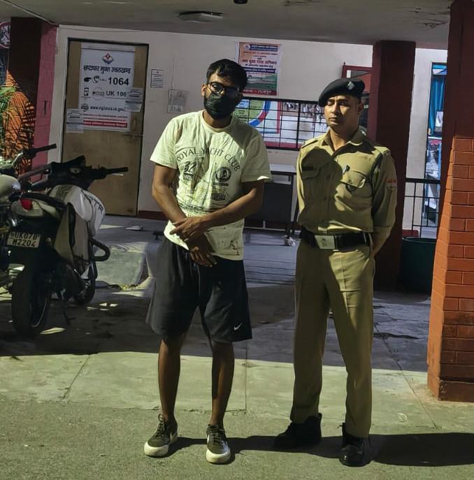 शराब के नशे में धुत युवक ने रोका ट्रैफिक, ट्रैफिक पुलिस को दिखाया चाकू, गिरफ्तार