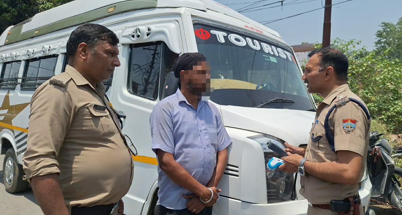 शराब पीकर यात्रियों से भरे वाहन को चला रहा था चालक, चालक गिरफ्तार, वाहन सीज
