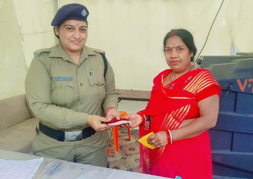 झारखंड की महिला पर्यटक का खोया पर्स वापिस लौटाया