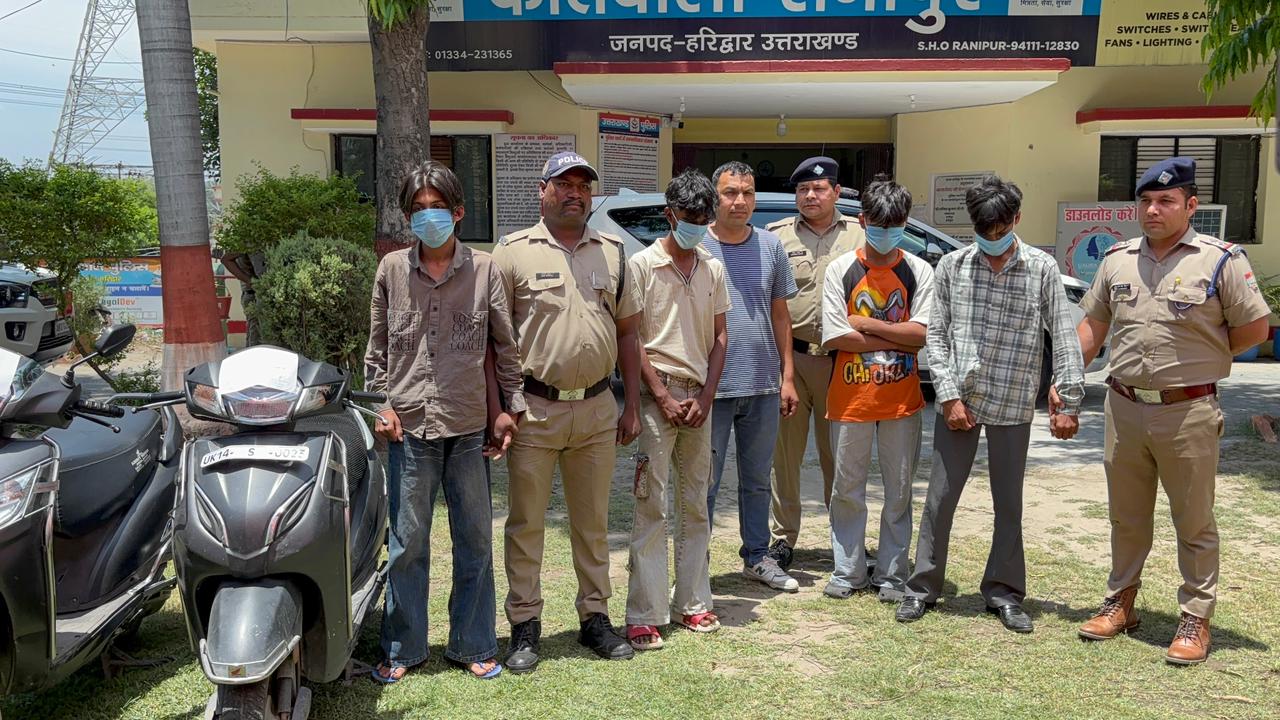तमंचे के दम पर लूट करने वाले चार युवक गिरफ्तार, लूटी गई स्कूटी बरामद