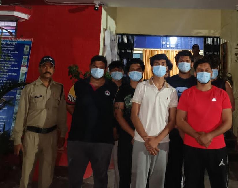 सार्वजनिक स्थानों पर शराब पीकर हुड़दंग करते 1 दर्जन शराबी पकड़े
