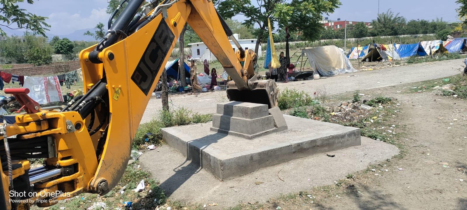 शीशमबाड़ा में सरकारी भूमि से हटाया गया अवैध निर्माण