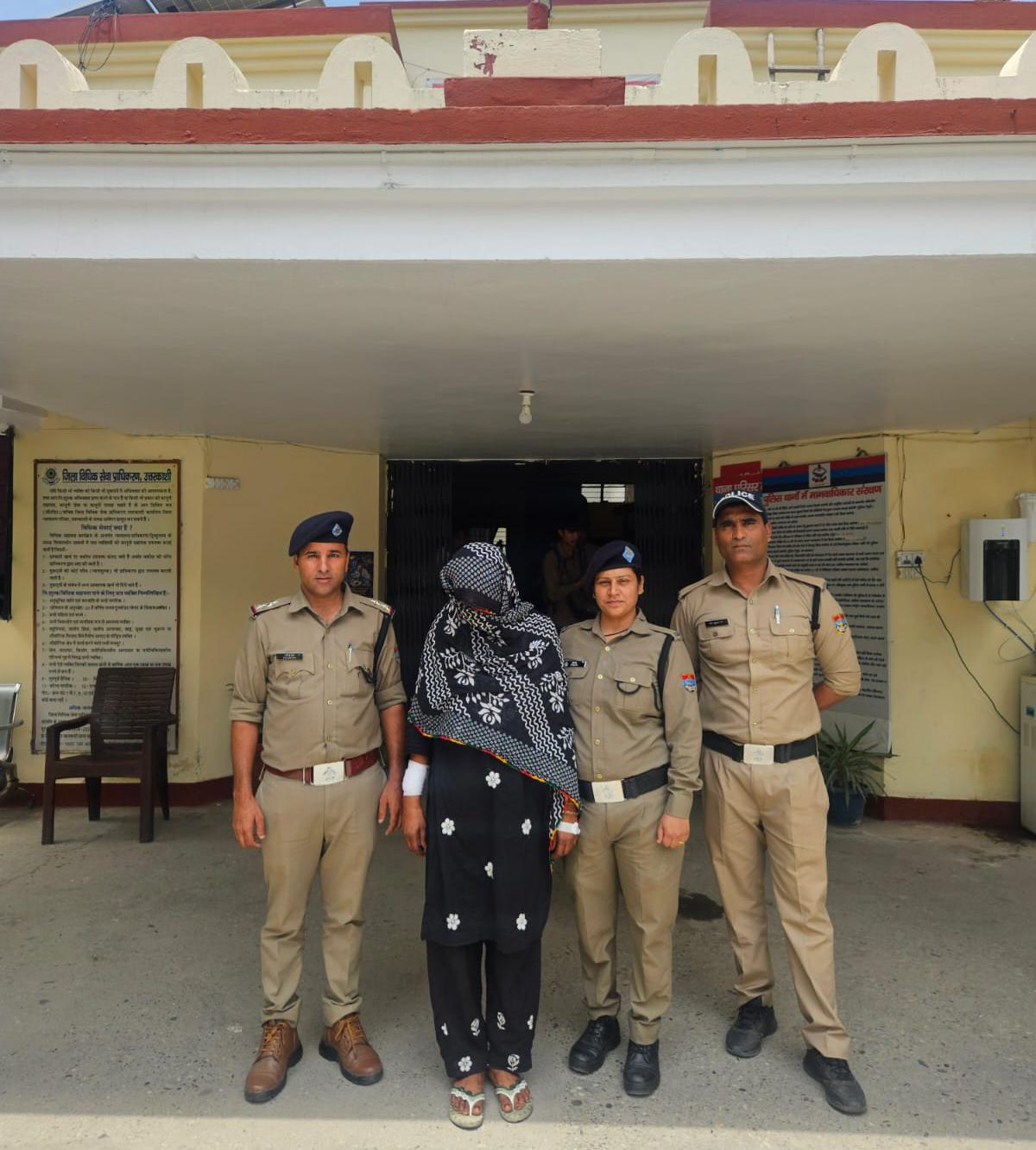 कुख्यात महिला ड्रग माफिया को पुलिस ने घर से किया गिरफ्तार