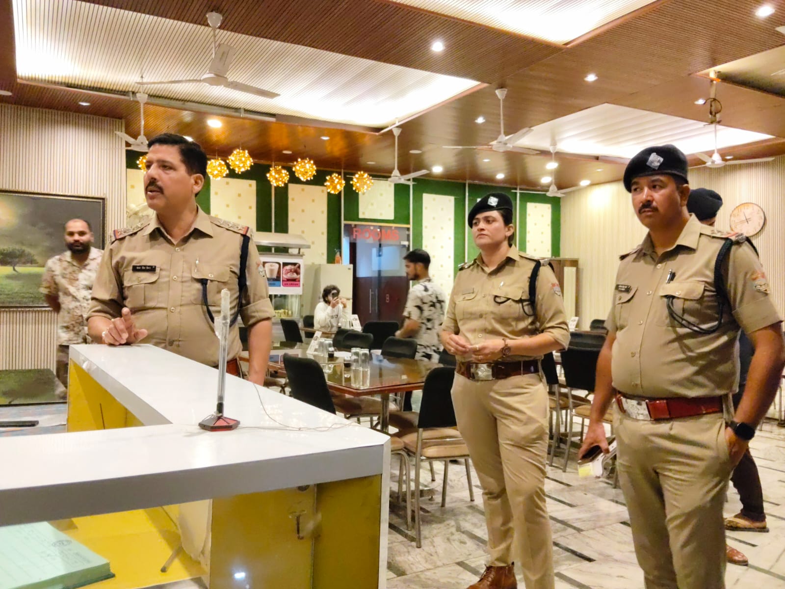 देर रात एसपी सिटी के नेतृत्व में दून पुलिस ने चलाया चेकिंग अभियान,तय समयावधि के उपरान्त संचालित 2 प्रतिष्ठानो का चालान