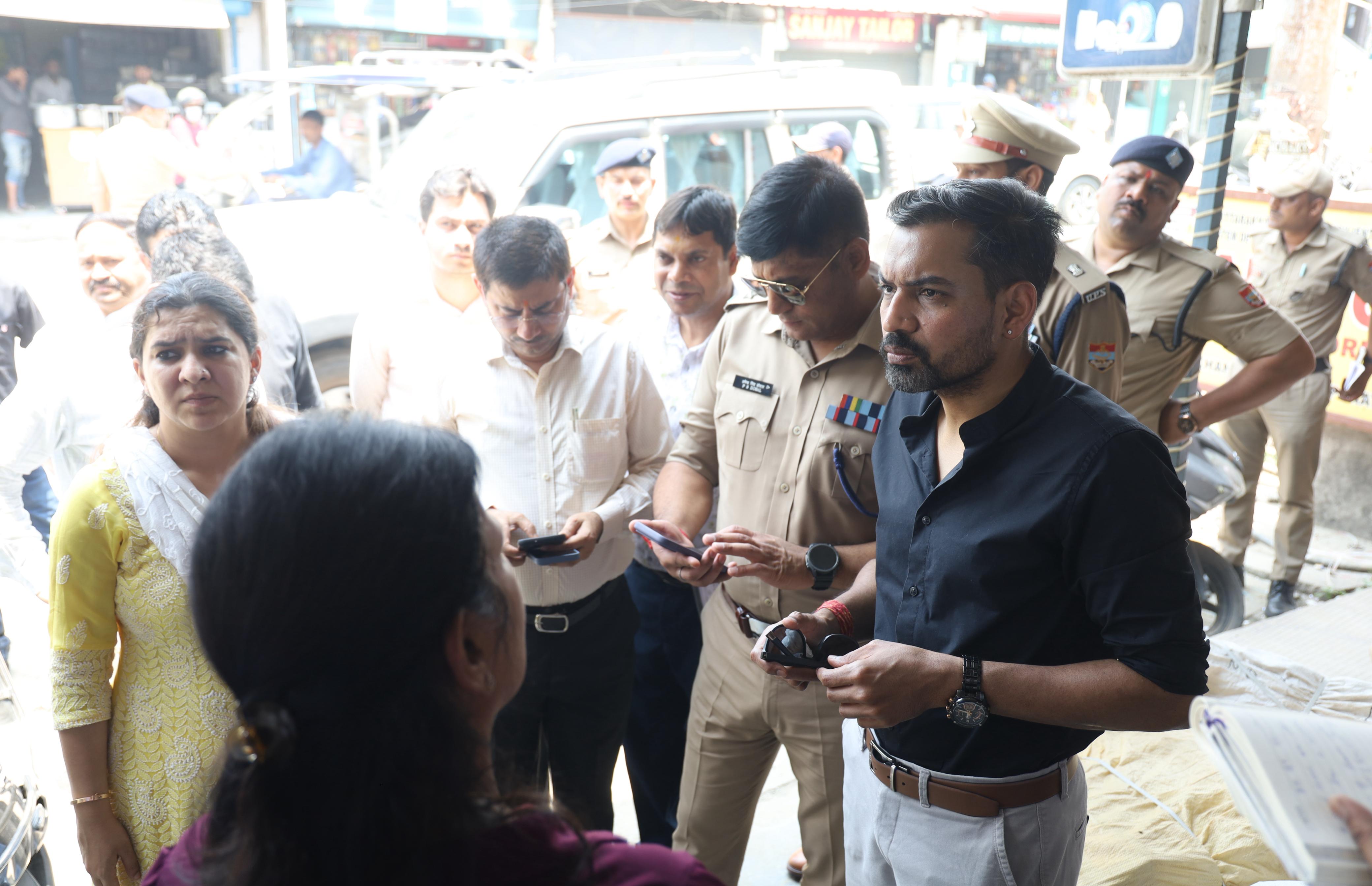 कार्यों की धीमी प्रगति पर डीएम सख्त, अधीक्षण अभियंता यूपीसीएल का रोका वेतन