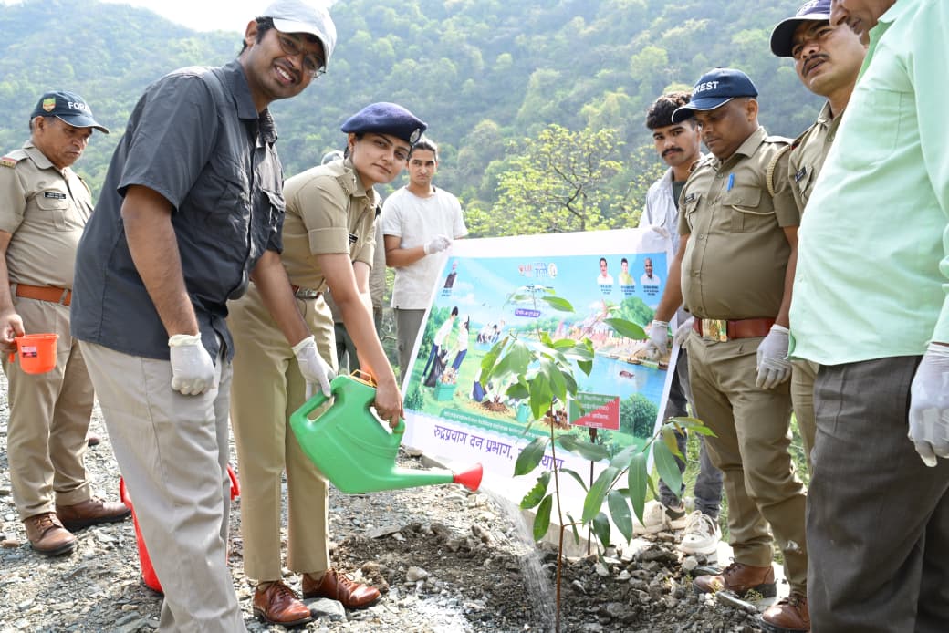 डीएम, पुलिस कप्तान,डीएफओ ने पौधे रोपित करने सहित दिया स्वच्छता का सन्देश