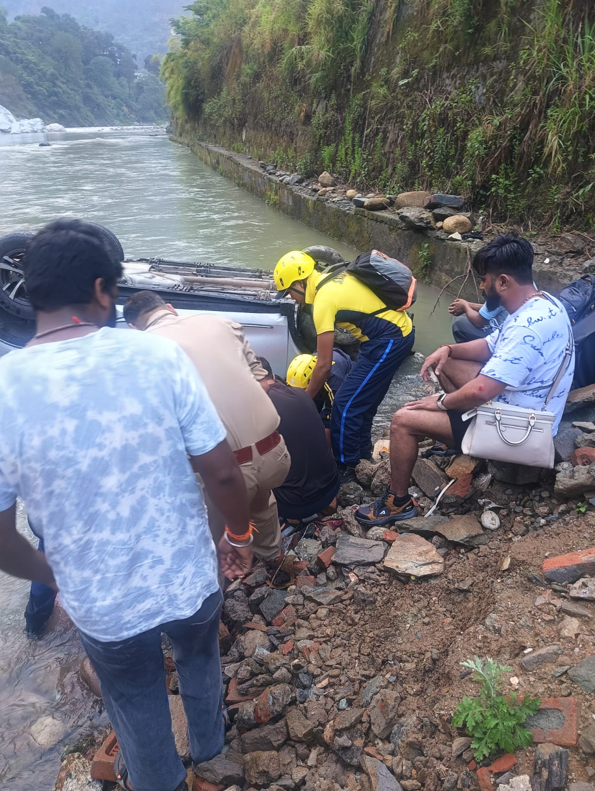 तिलवाड़ा पेट्रोल पंप के पास 50 मीटर नदी में गिरी गाड़ी, एसडीआरएफ ने 5 यात्रियों को सुरक्षित किए रेस्क्यू
