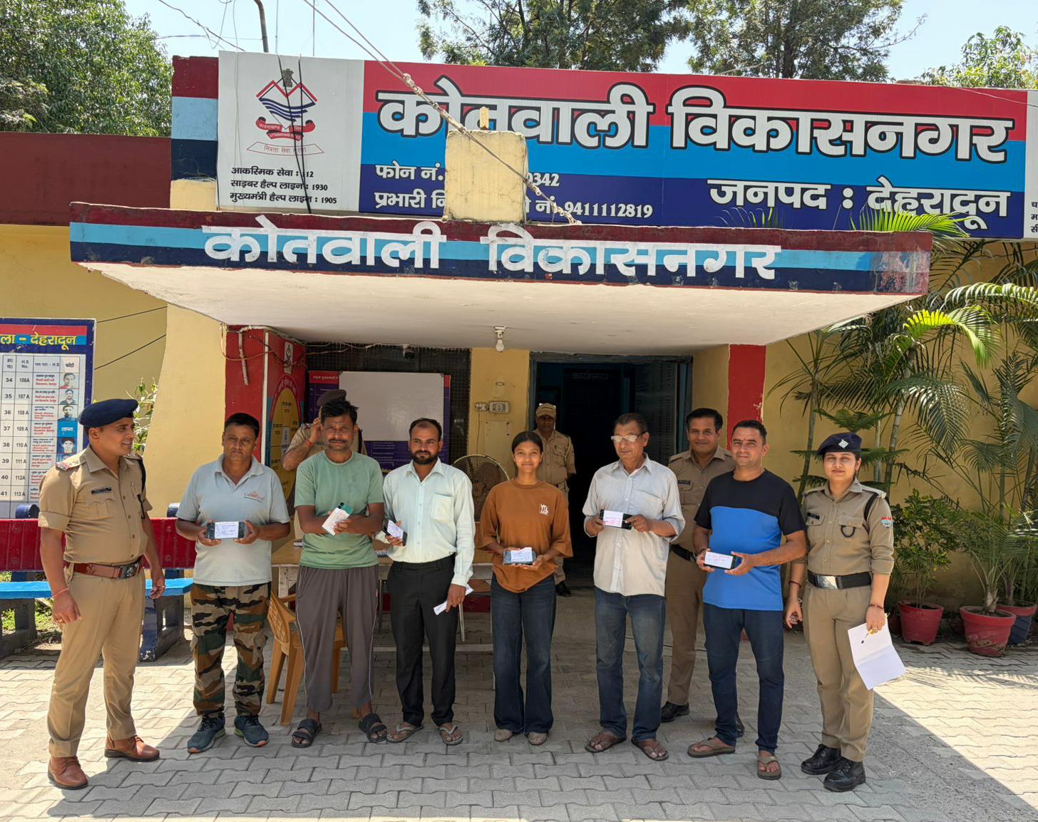 खोए हुए 10 मोबाइल फ़ोन स्वामियों को लौटा उनके चेहरों पर बिखेरी मुस्कान