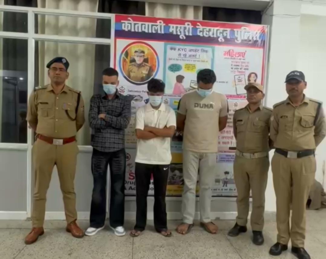 गाड़ी की छत में बैठकर हुड़दंग करने वाले युवको के खिलाफ कार्यवाही