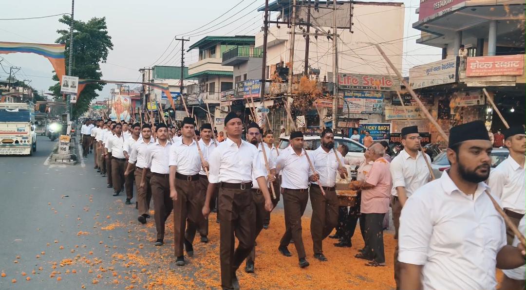आरएसएस ने स्वयंसेवकों संग निकाली पद यात्रा