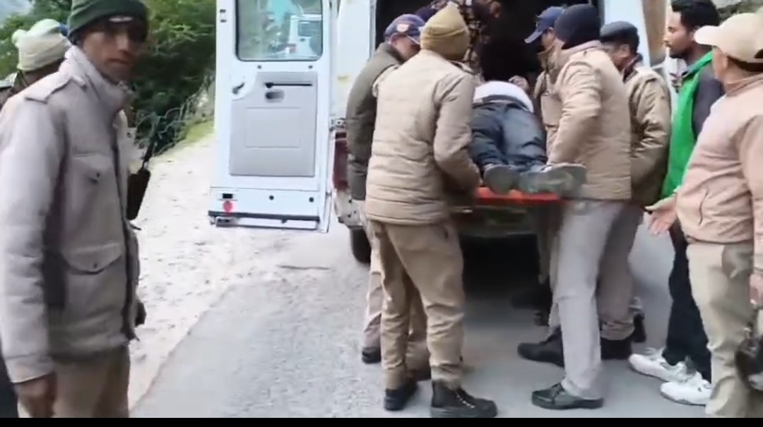 हर्षिल पुलिस एवं स्थानीय लोगों की तत्परता से खाई में गिरे व्यक्ति की बची जान