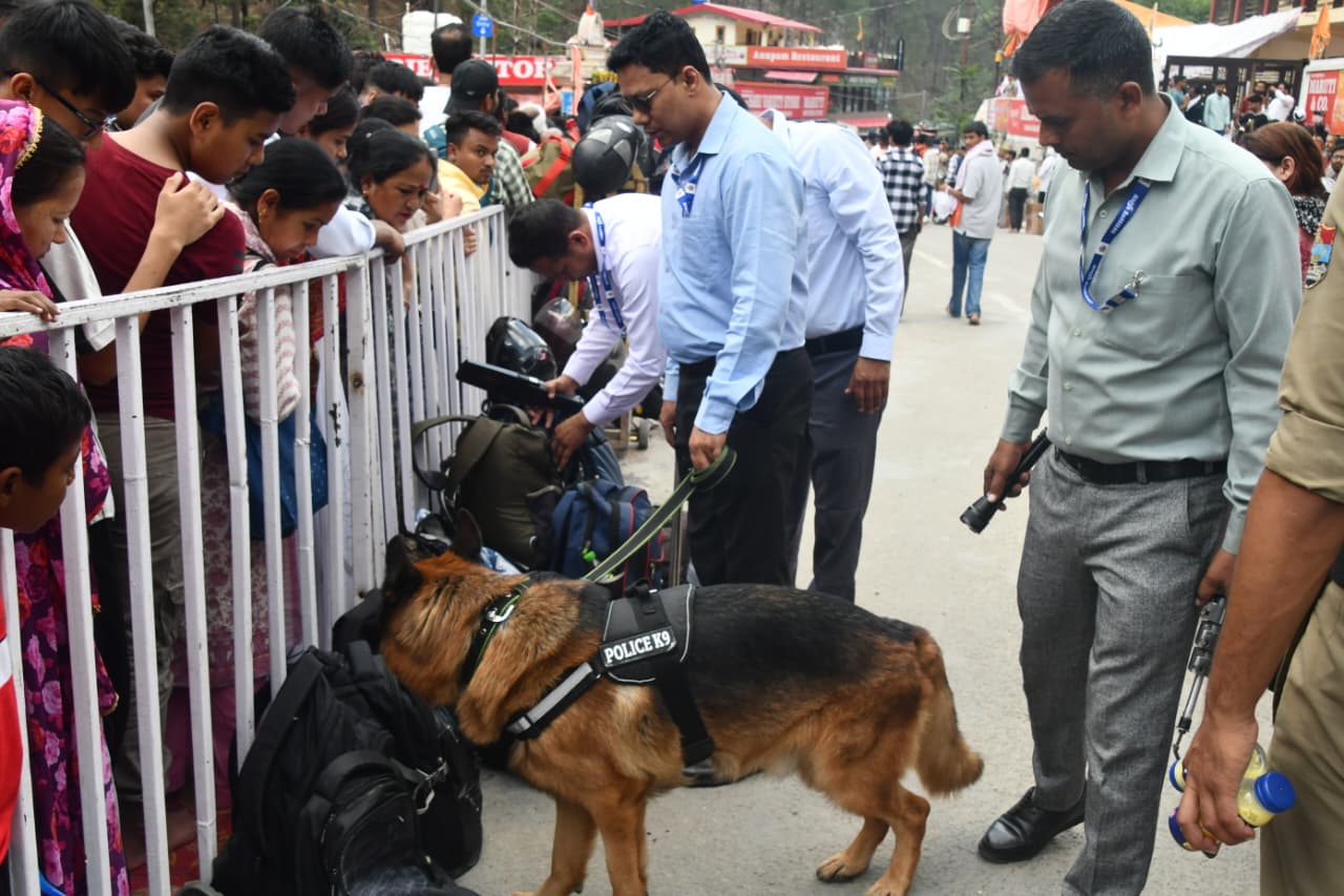 *कैंची धाम स्थापना दिवस पर सुरक्षा के कड़े इंतजाम, पुलिस और बीडीएस टीम पूरी तरह सतर्क*
*अर्जुन सिंह भंडारी*