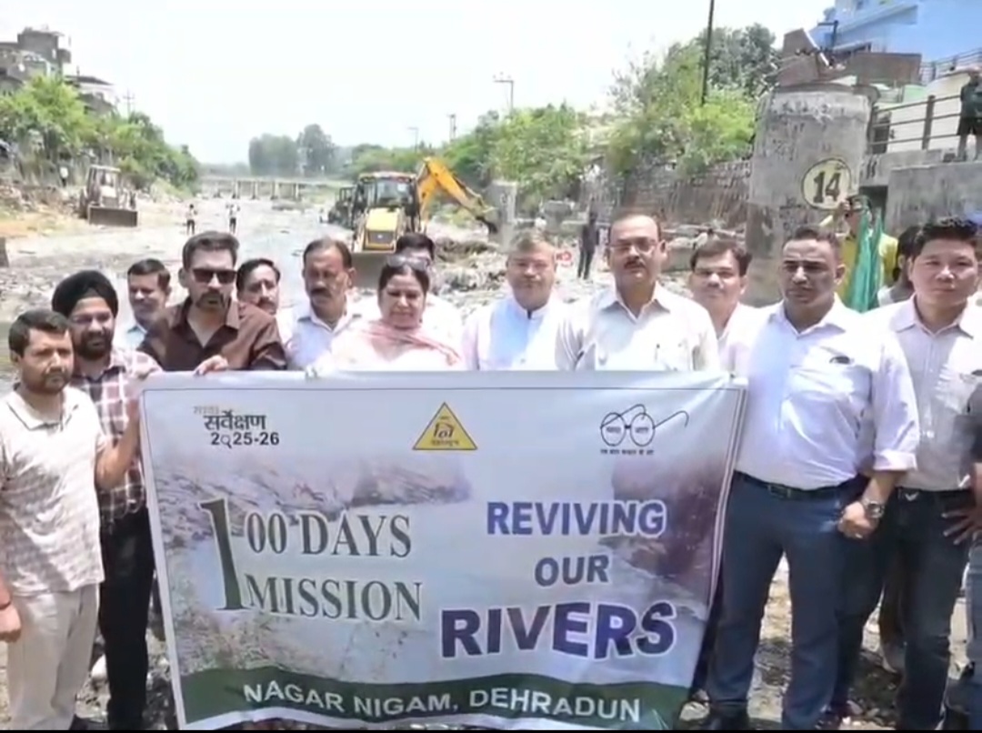 कूड़े से मुक्त होगी रिस्पना, पुनरुद्धार अभियान का डीएम ने किया निरीक्षण