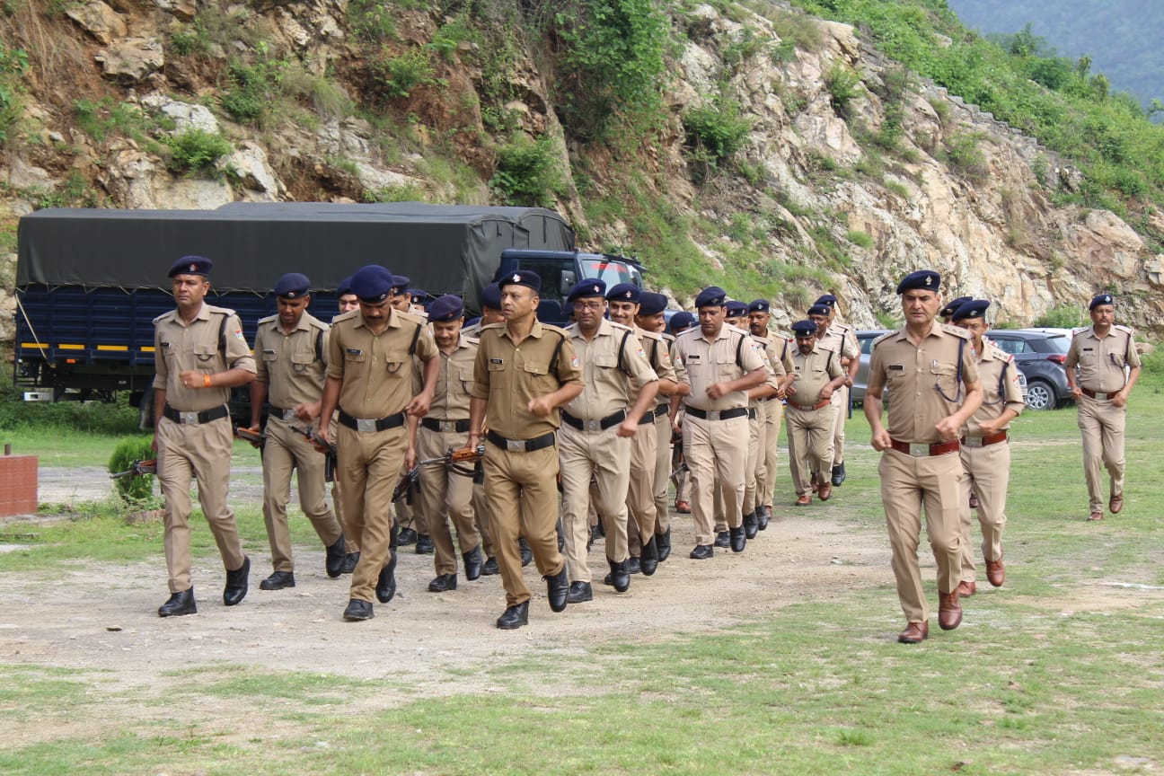 साप्ताहिक परेड में पुलिस जवानों ने दिखाया अनुशासन और दक्षता का दम