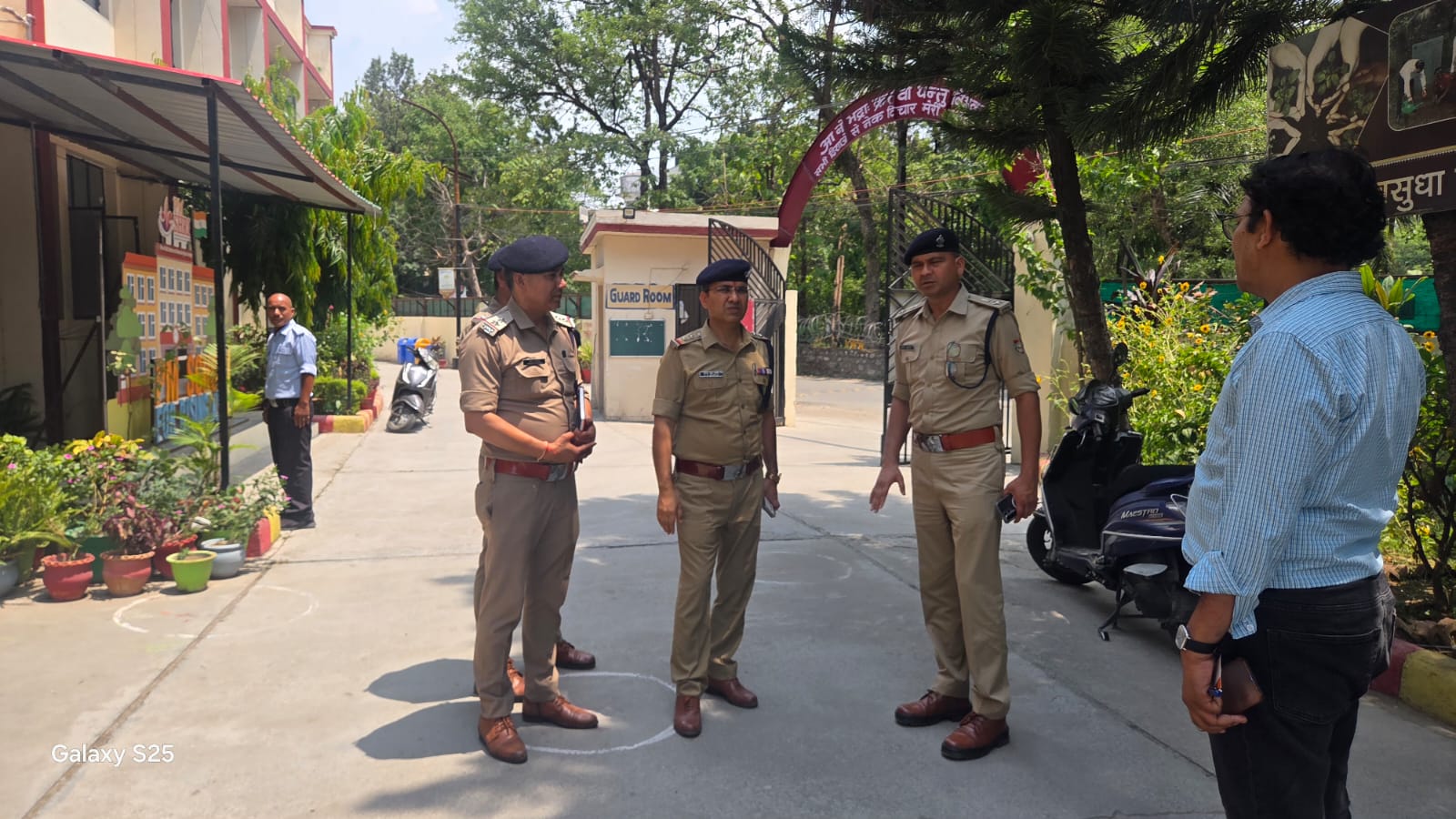 नीट की परीक्षा को सकुशल सम्पन्न करवाने को पुलिस अधिकारियों ने किया परीक्षा केंद्रों का निरीक्षण