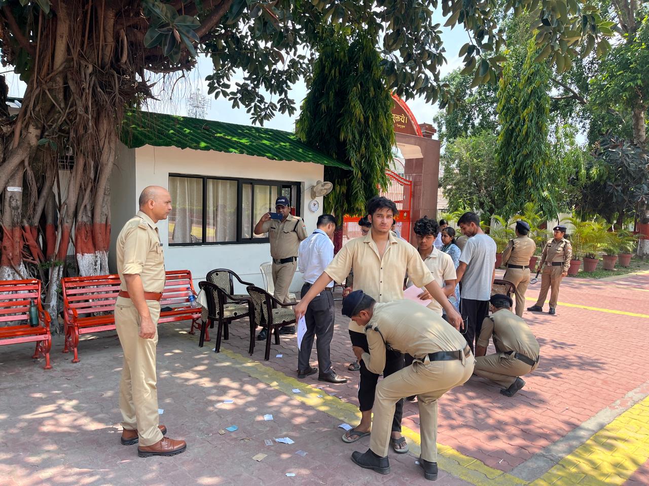 मुस्तैद पुलिस बल के बीच सकुशल सम्पन्न हुई नीट पुनर्परीक्षा,कप्तान ने किया निरीक्षण