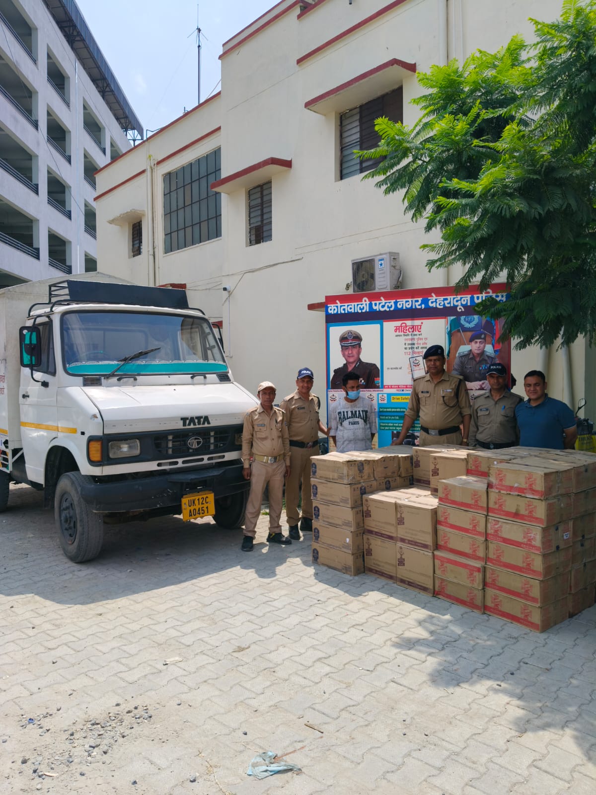 एसटीएफ़, दून पुलिस ने पकड़ी 80 पेटी शराब,1 तस्कर गिरफ्तार