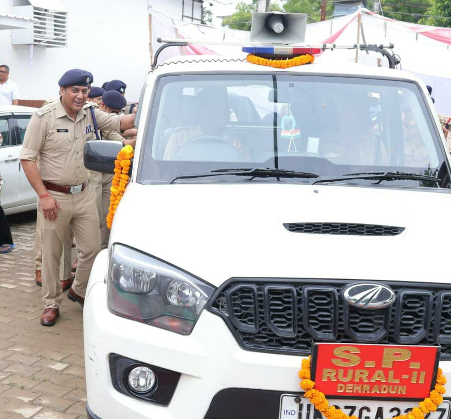 एसपी विकासनगर पंकज गैरोला समेत 5 पुलिसकर्मियों की सेवानिवृत्त पर दून पुलिस टीम ने दी यादगार विदाई