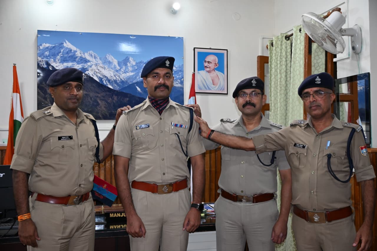 कप्तान ने पदौन्नति एएसपी व निरीक्षक के कंधे पर सजाए पदौन्नति के अलंकरण
