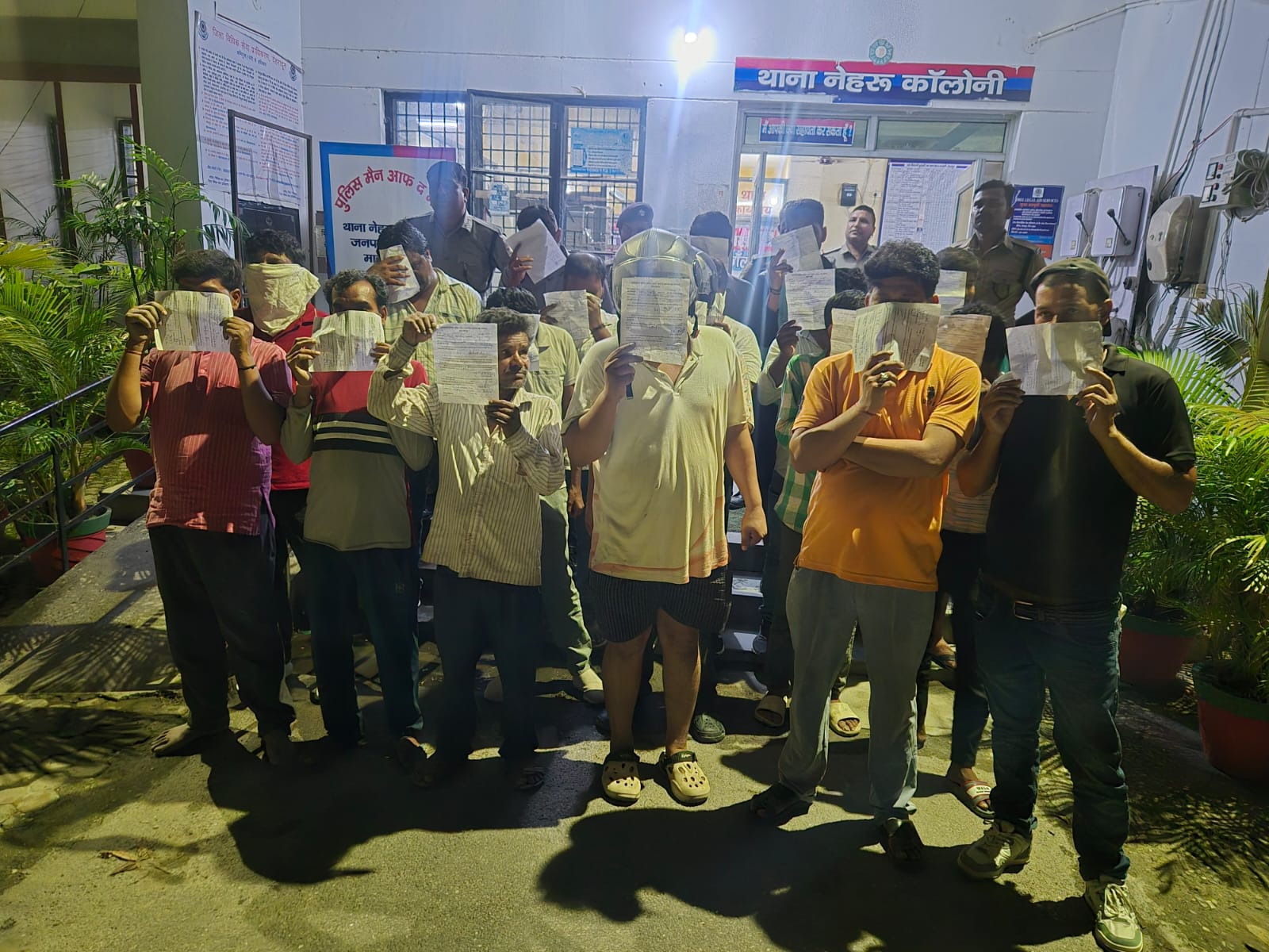 खुलेआम जाम लहराने वाले 34 लोगो का पुलिस ने काटा चालान
