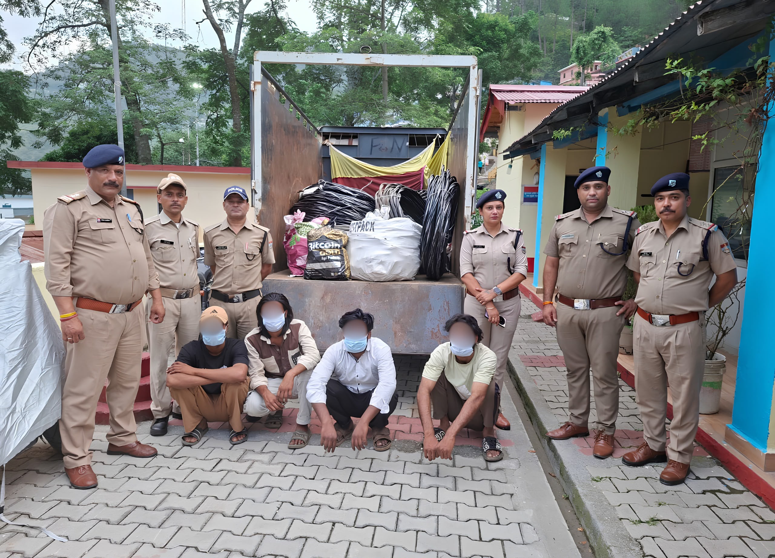 बिजली परियोजना के 8 लाख का माल चुराने वाले 4 गिरफ्तार