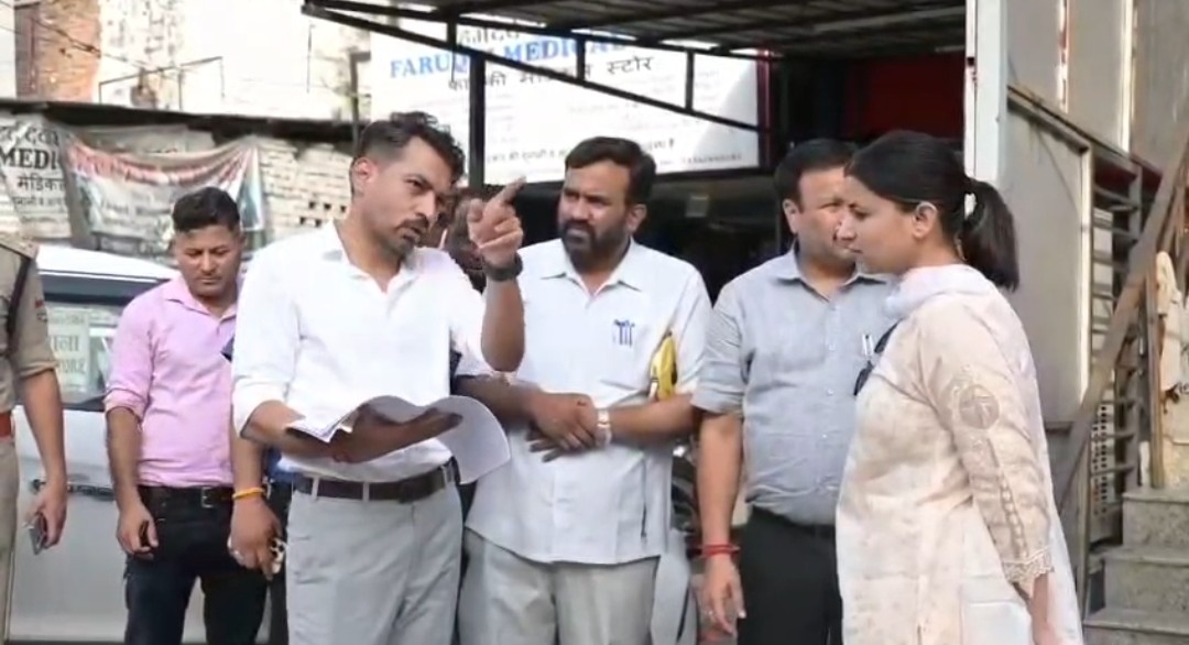 आढ़त बाजार सड़क चौड़ीकरण परियोजना की प्रगति का डीएम ने किया निरीक्षण