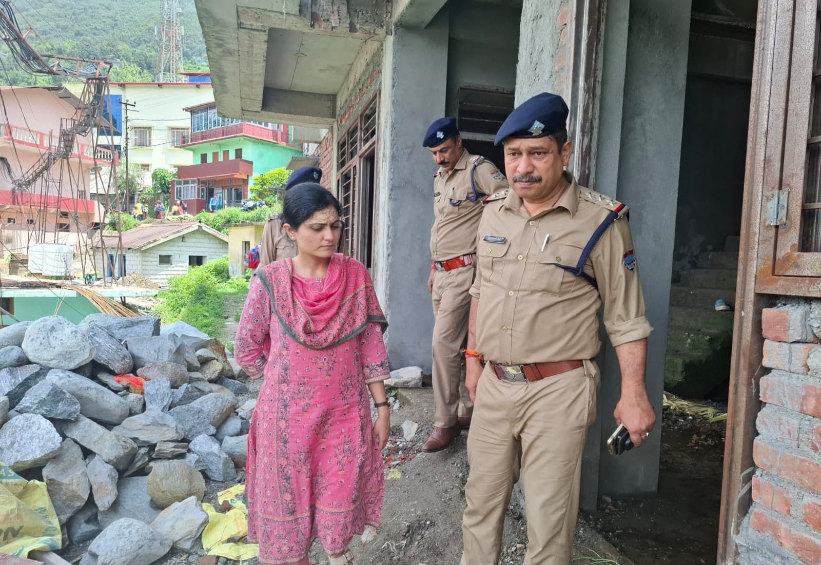 ऊखीमठ कोतवाली के आकस्मिक निरीक्षण पर पहुँची कप्तान निहारिका, निर्माणधीन कार्यो का लिया जायज़ा