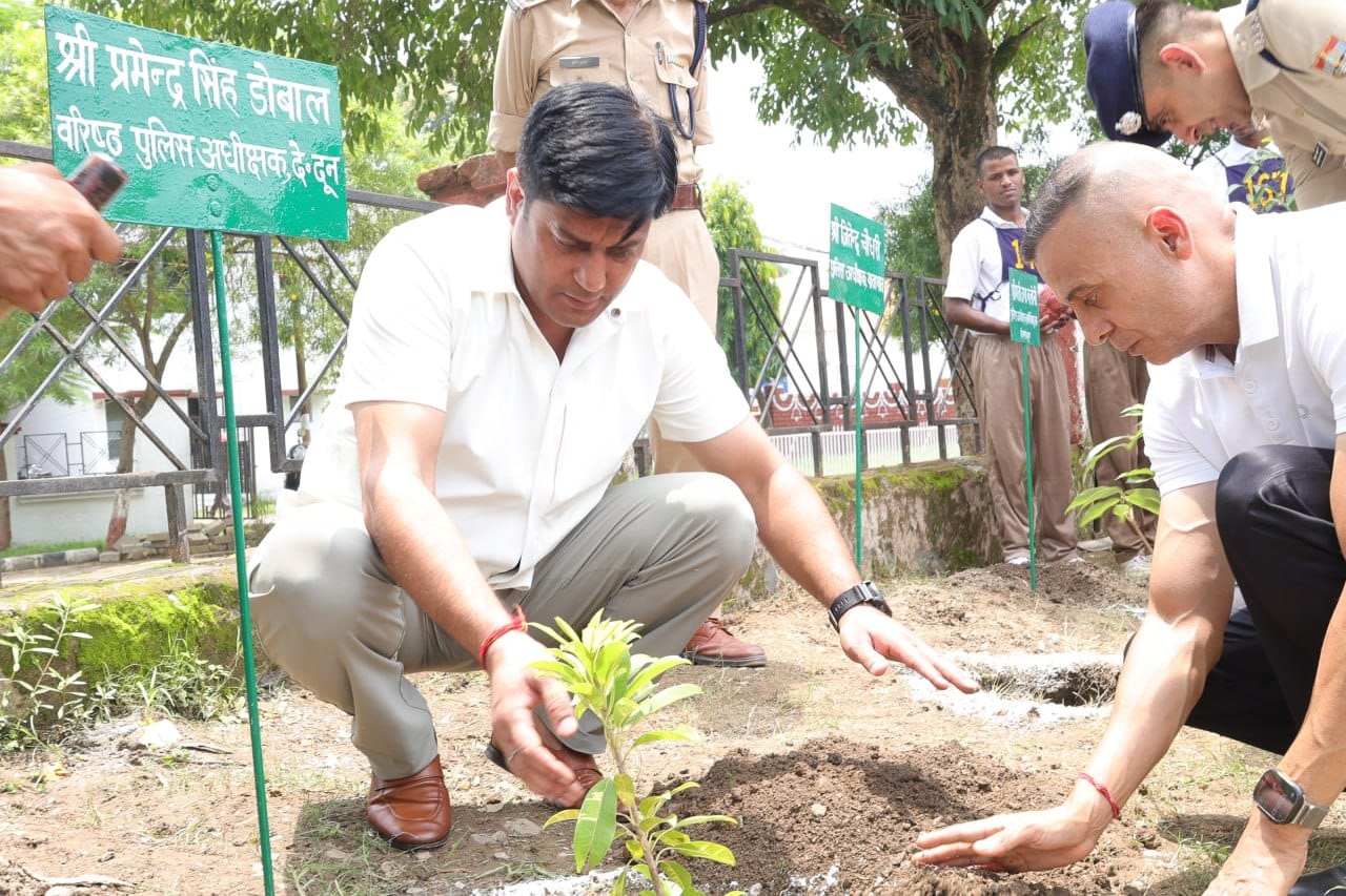 कप्तान ने टीम संग किये पौधे रोपित, हरियाली का लिया संकल्प